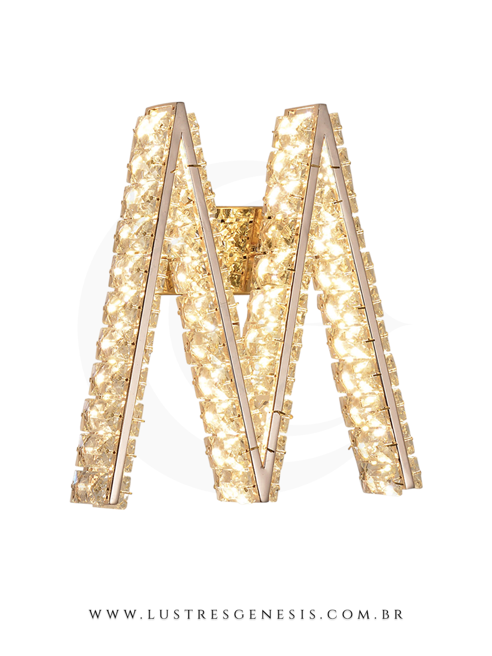 Luminária de parede em formato de M, com estrutura em metal dourado e cristais, ideal para decoração moderna.